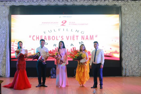 Anh Nguyễn Văn Duy trao giải cho các tiết mục văn nghệ