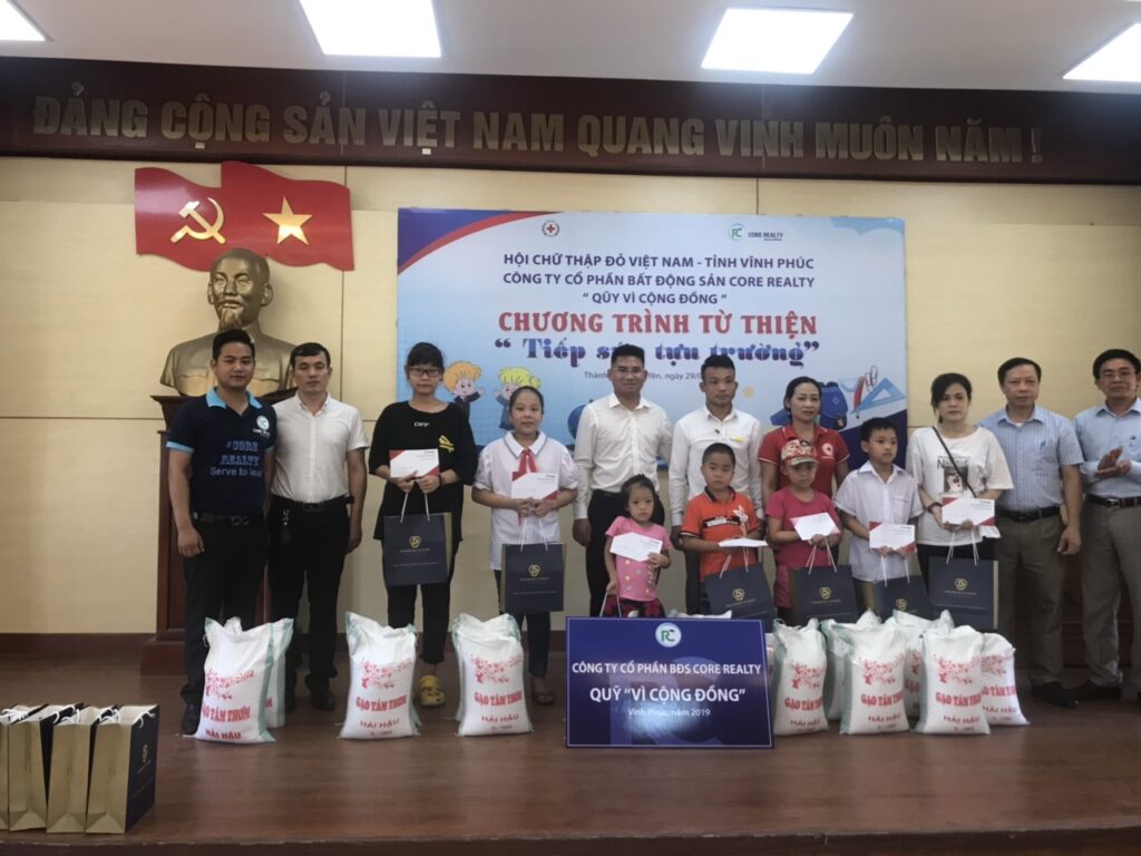 ban lãnh đạo Corerealty trao quà cho các em học sinh nghèo vượt khó