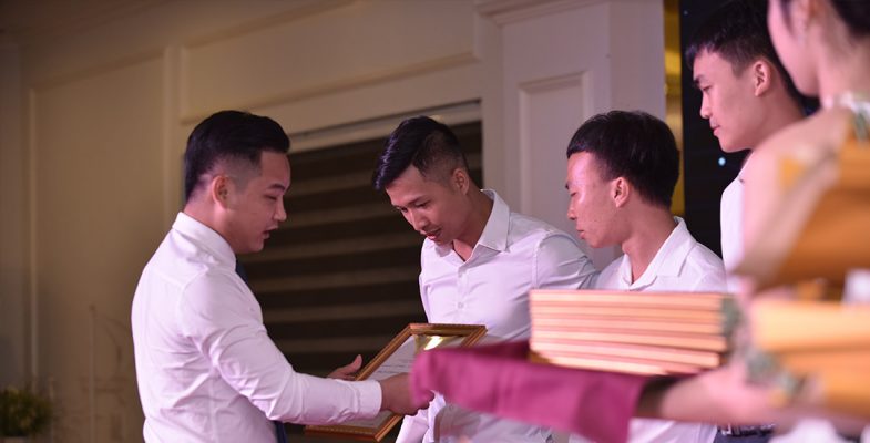 Ông Nguyễn Văn Duy – CEO Core Group trao bằng khen cho những cá nhân suất xắc