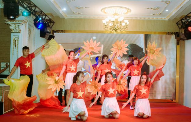 Tiết mục nhảy "Ngàn ước mơ Việt Nam" của Khối Kinh doanh 2