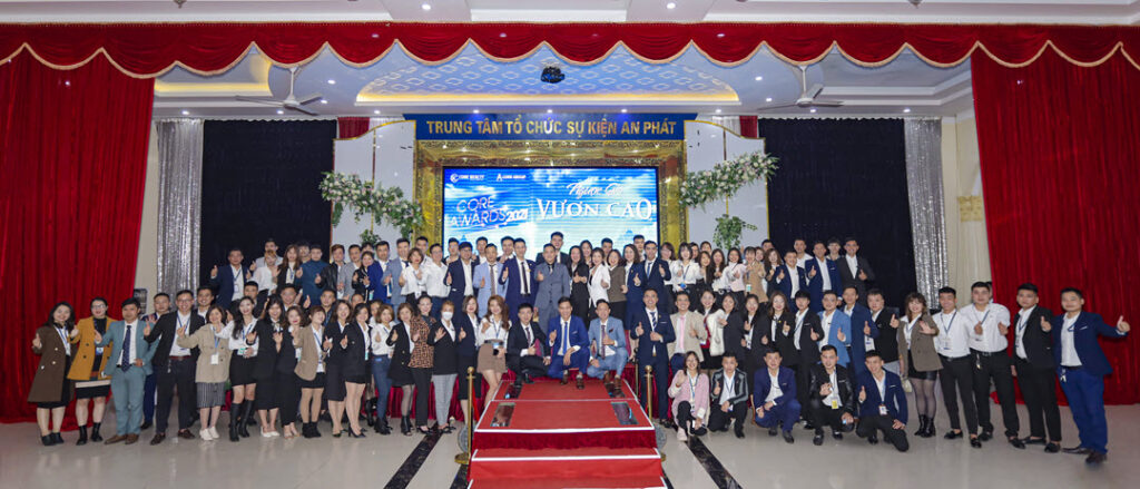 CBNV CoreGroup chụp hình lưu niệm tại Core Awards 2021
