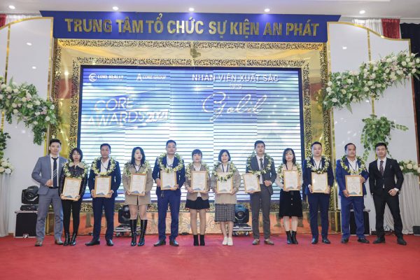Ông Vũ Mạnh Thắng - GĐKD Khối 6 và ông Nguyễn Văn Mạnh - GĐKD Khối 8 Trao bằng khen cho các Nhân viên hạng Gold
