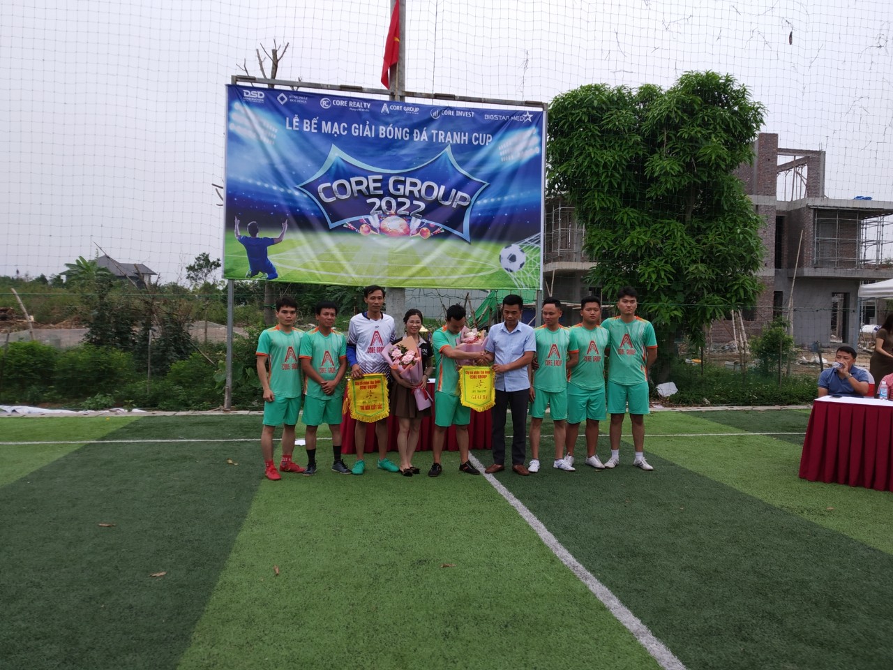 Ông Phùng Thắng Nhật - GĐ Khối KD1 trao giải ba cho FC KD2