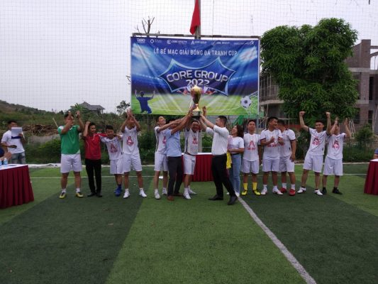 Ông Nguyễn Văn Dương - CEO Tập đoàn CoreGroup trao giải nhất cho FC KD1