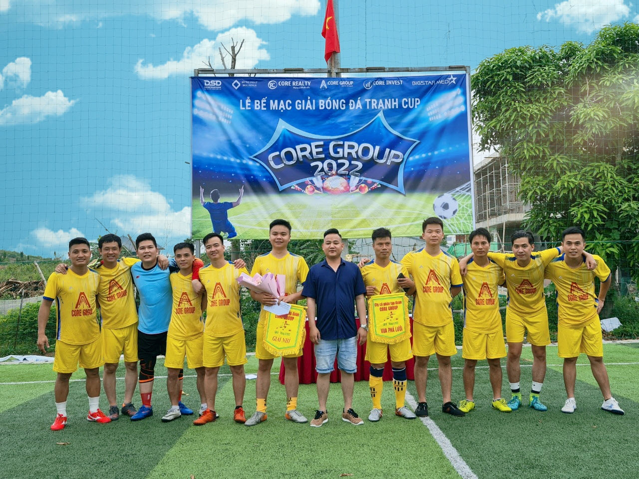 Ông Nguyễn Văn Duy - TGĐ Công ty Bất động sản CoreRealty trao giải nhì cho FC LIÊN QUÂN