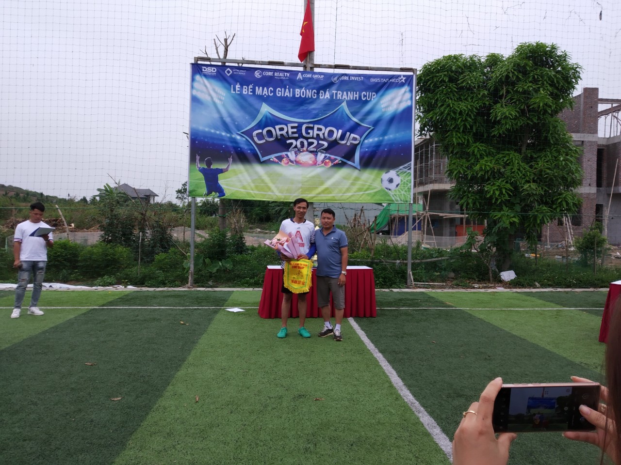 Ông Nguyễn Ngọc Sơn - GĐ Công ty CP Đầu tư Xây dựng và Thương mại DSD trao giải Thủ môn xuất sắc nhất chô cầu thủ Nguyễn Văn Trọng - FC KD2