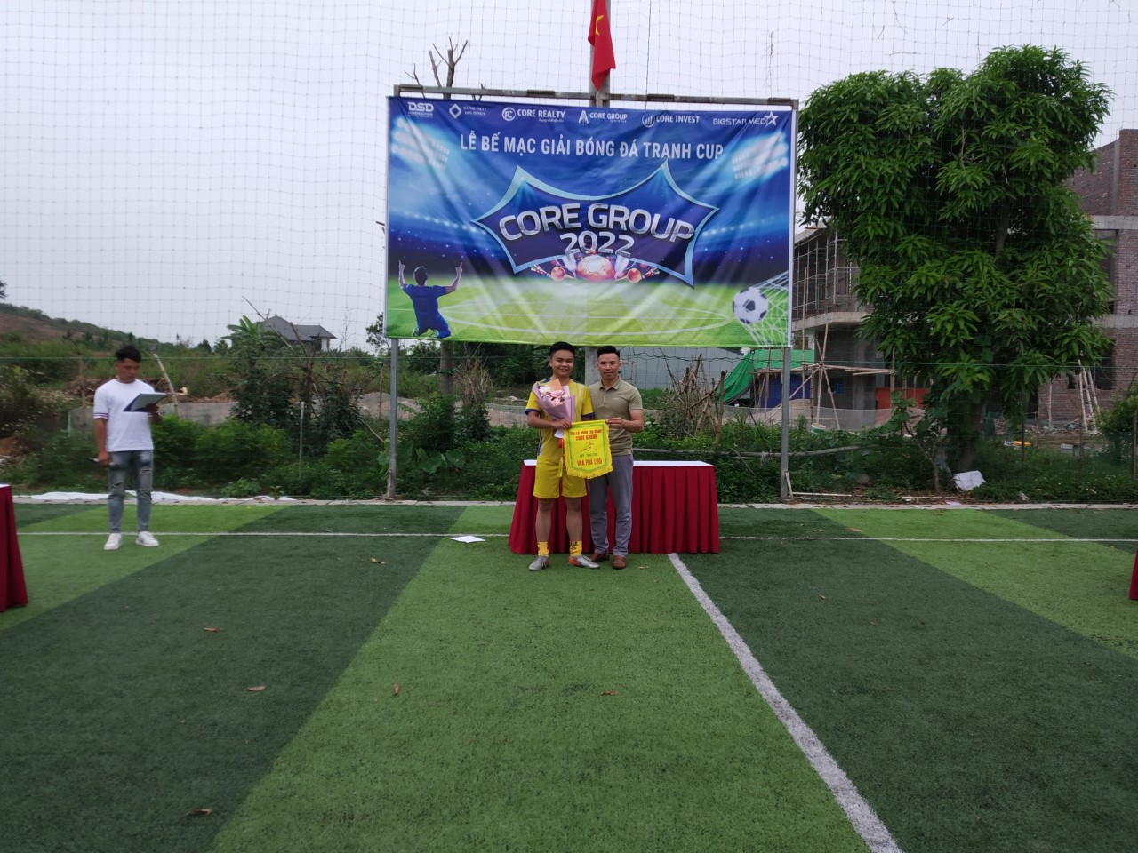 Ông Vũ Mạnh Thắng - GĐ Khối KD6 trao giải Vua phá lưới cho cầu thủ Phạm Hà Duy - FC LIÊN QUÂN