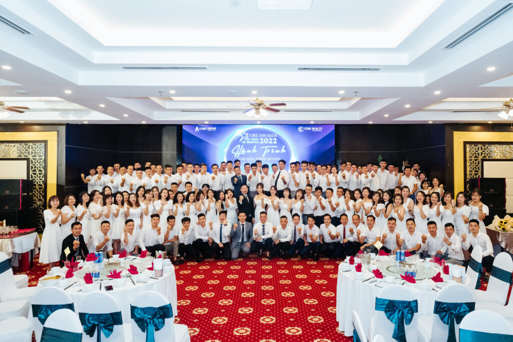 CBNV CoreGroup chụp hình lưu niệm tại Core Awards 2022 -The First 06 Months